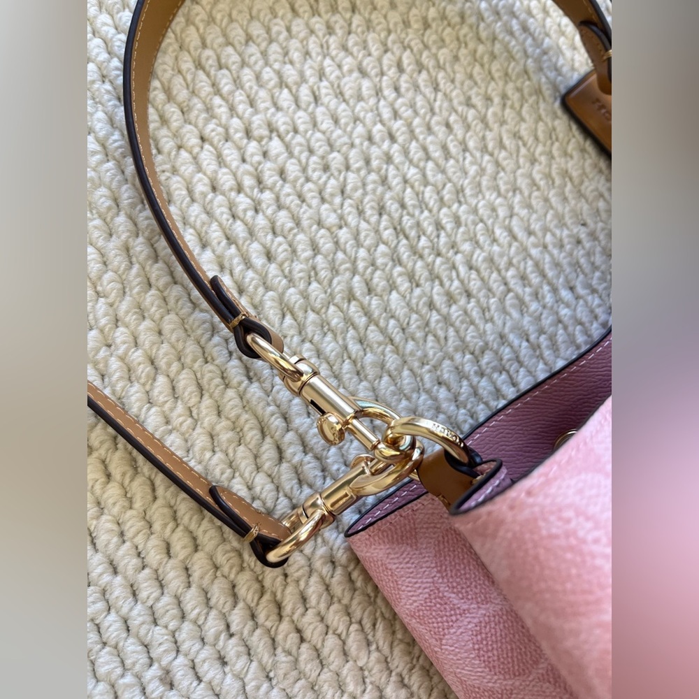 Coach Pink Crossbody Bag
Size: 21cm - Picture 6 of 8